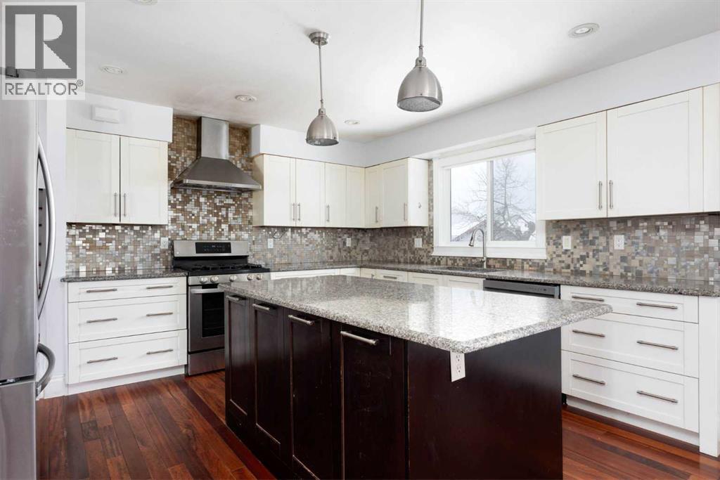 137 Deep Road, Fort Mcmurray, AB - Indoor Photo Showing Kitchen With Upgraded Kitchen