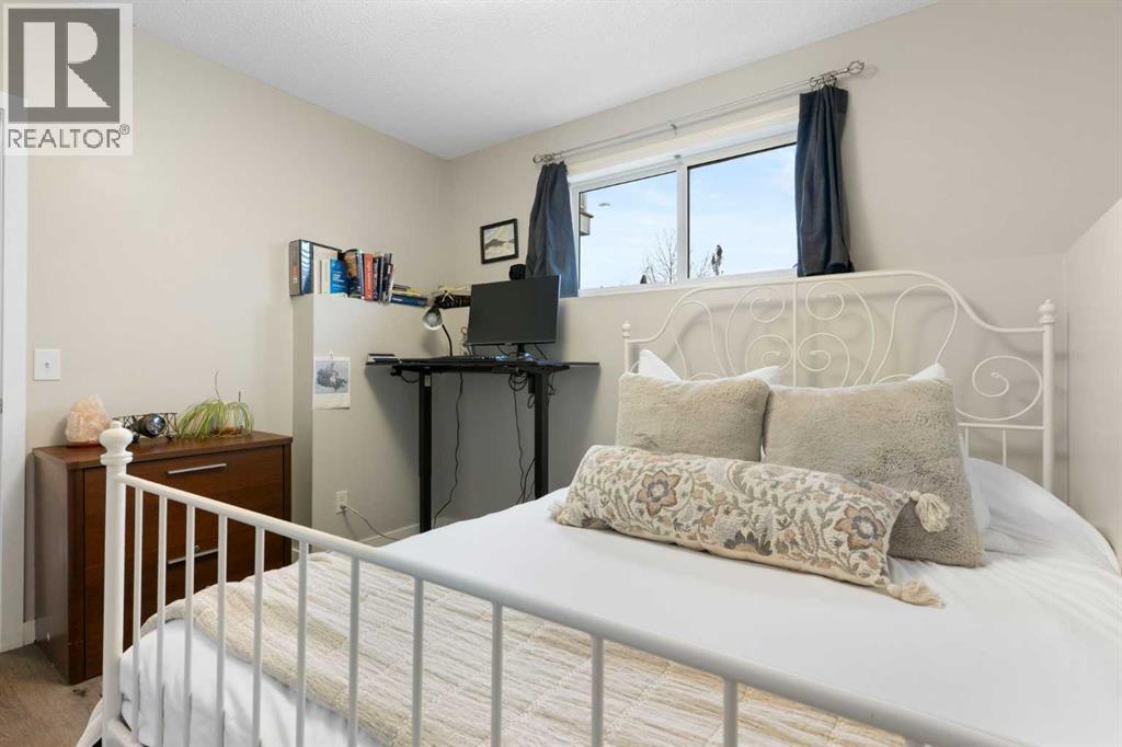 20 Willow Brook Crescent Nw, Airdrie, AB - Indoor Photo Showing Bedroom