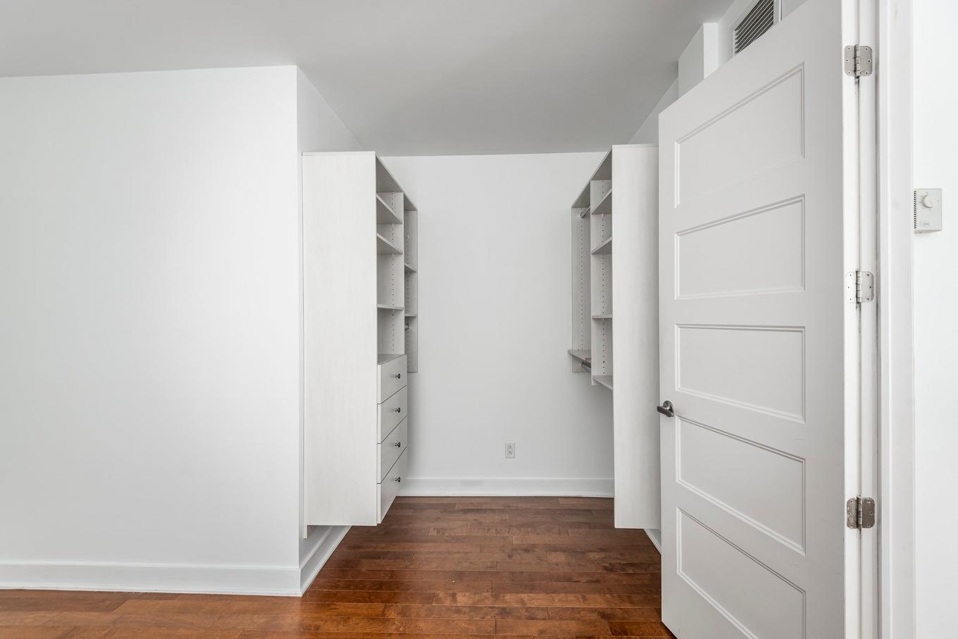 Walk-in closet - Ph402-373 Rue Des Seigneurs, Montréal (Le Sud-Ouest), QC - Indoor Photo Showing Other Room