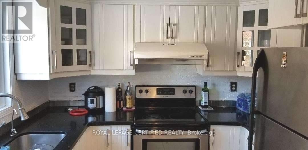 1406 Emerson Lane, Mississauga, ON - Indoor Photo Showing Kitchen