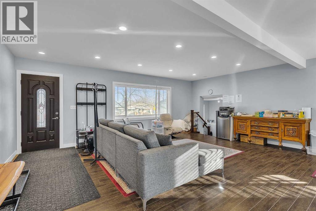 109 Hudson Road Nw, Calgary, AB - Indoor Photo Showing Other Room