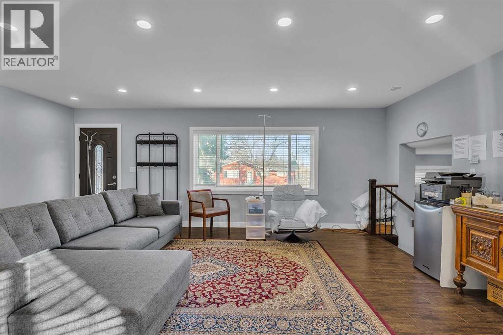 109 Hudson Road Nw, Calgary, AB - Indoor Photo Showing Living Room
