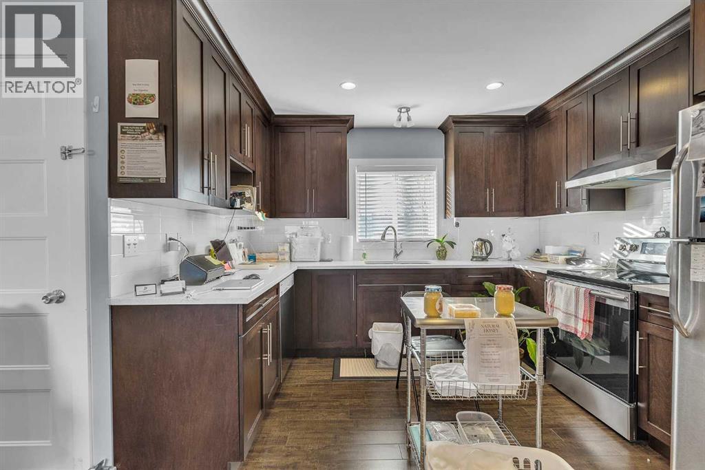 109 Hudson Road Nw, Calgary, AB - Indoor Photo Showing Kitchen