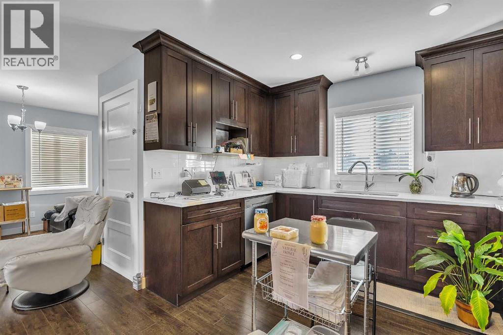 109 Hudson Road Nw, Calgary, AB - Indoor Photo Showing Kitchen