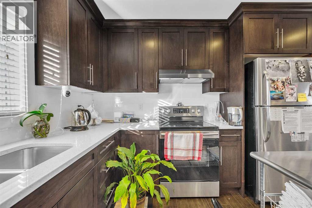 109 Hudson Road Nw, Calgary, AB - Indoor Photo Showing Kitchen With Upgraded Kitchen