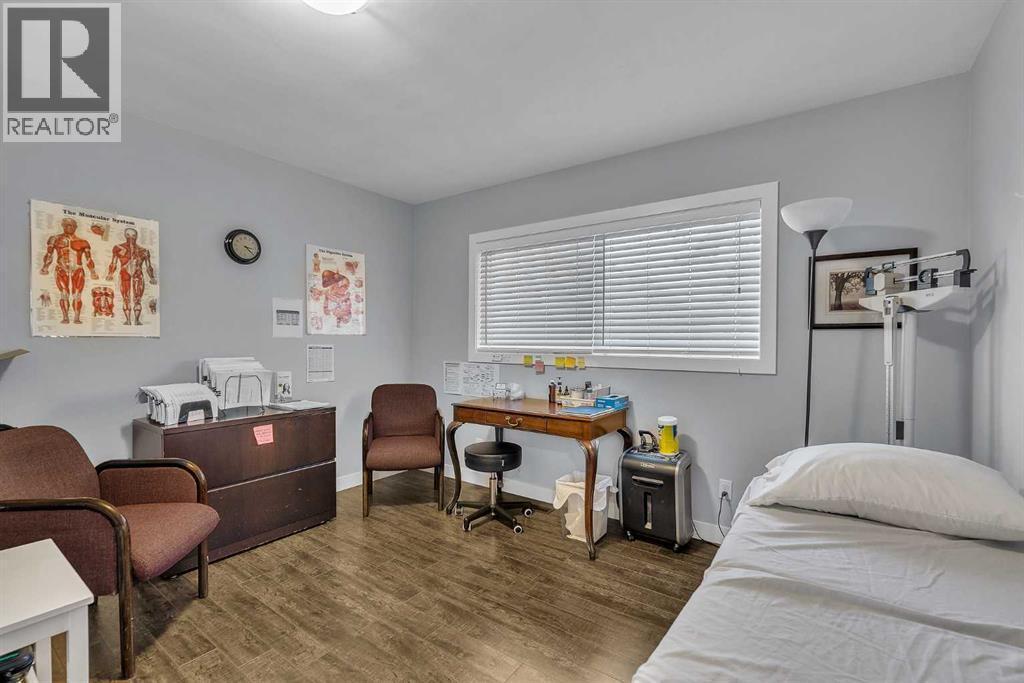 109 Hudson Road Nw, Calgary, AB - Indoor Photo Showing Bedroom