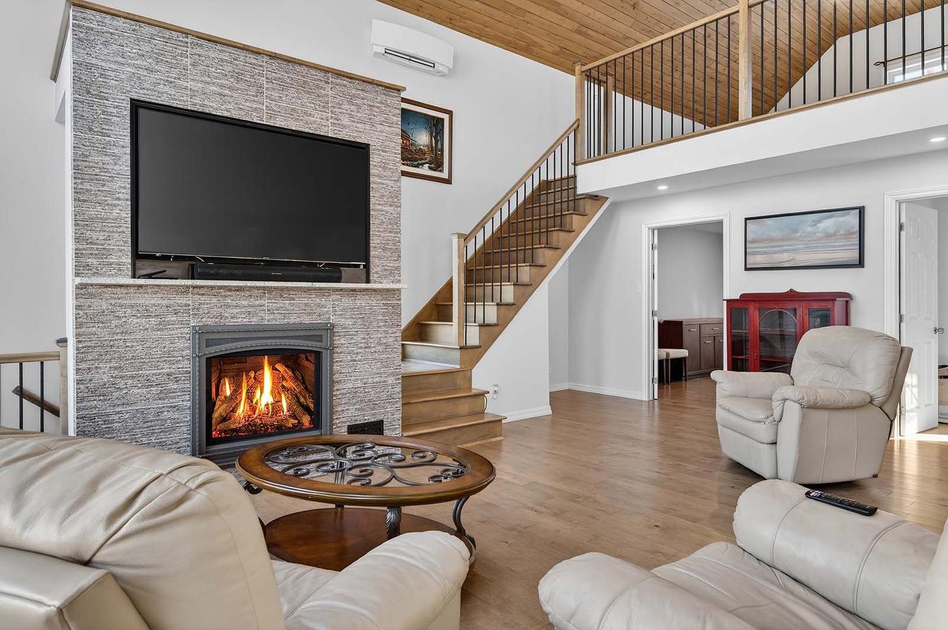Salon - 780 Ch. De La Presqu'Île, Rivière-Rouge, QC - Indoor Photo Showing Living Room With Fireplace