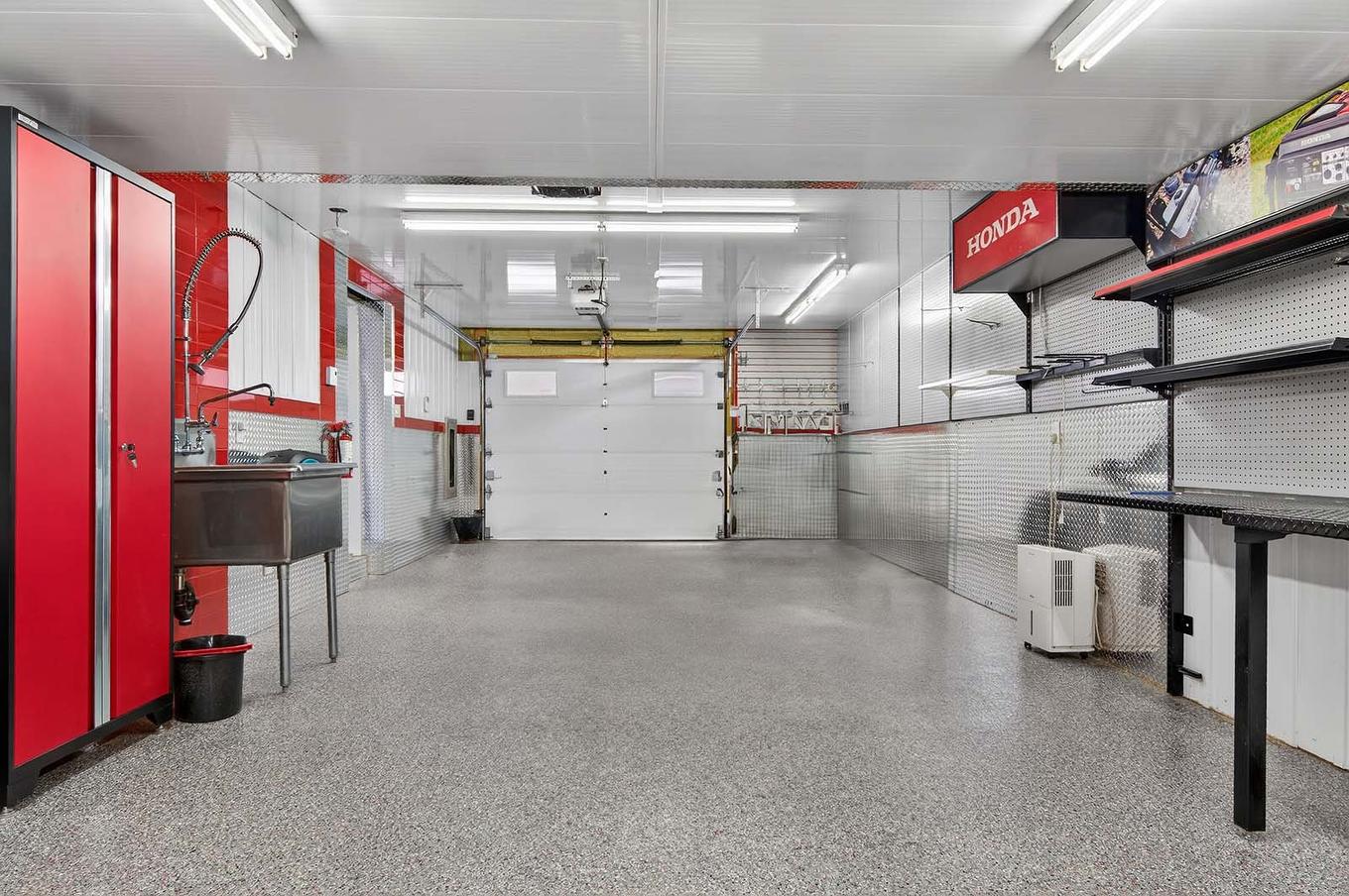 Garage - 780 Ch. De La Presqu'Île, Rivière-Rouge, QC - Indoor Photo Showing Garage