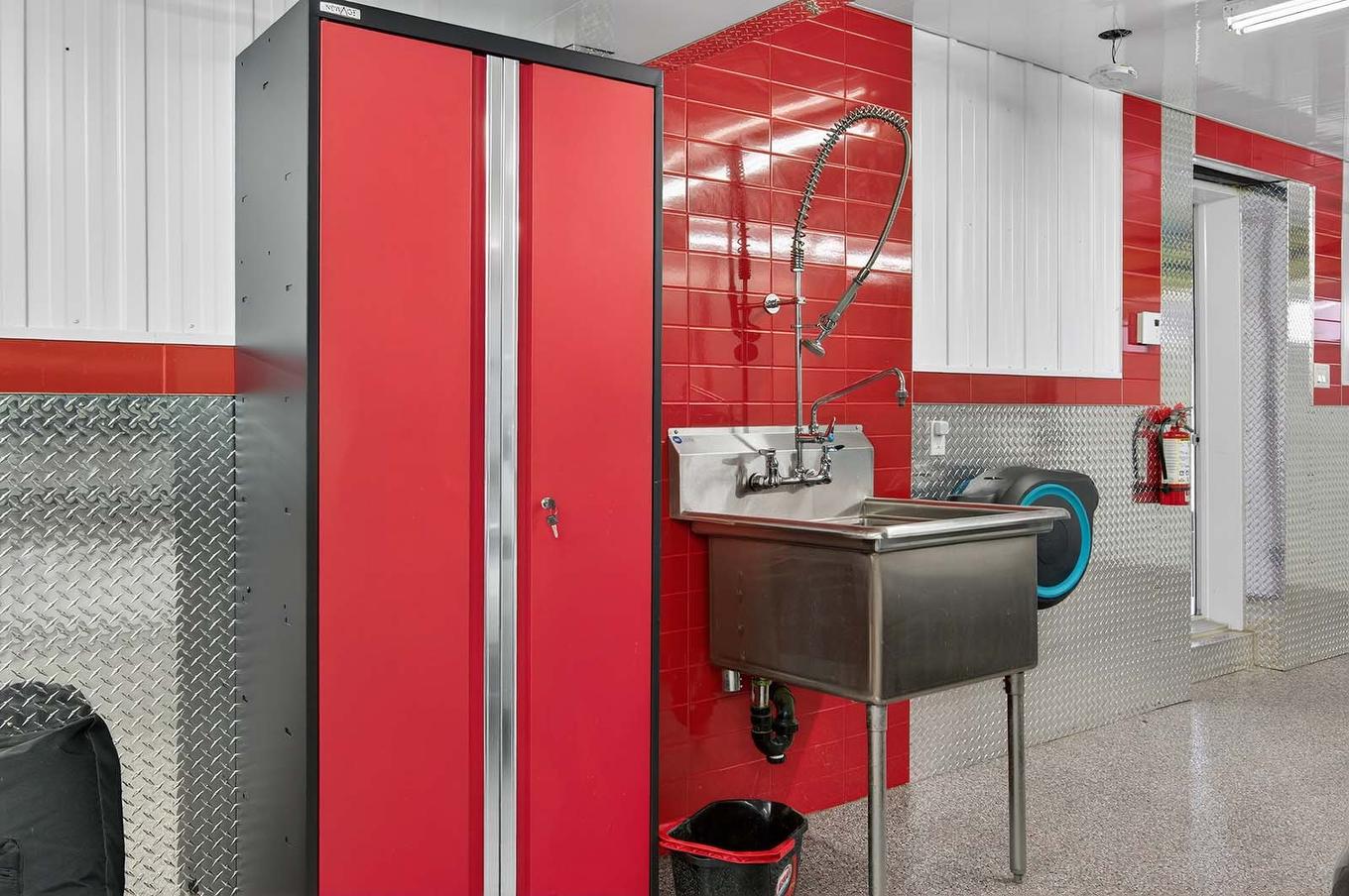 Garage - 780 Ch. De La Presqu'Île, Rivière-Rouge, QC - Indoor Photo Showing Other Room