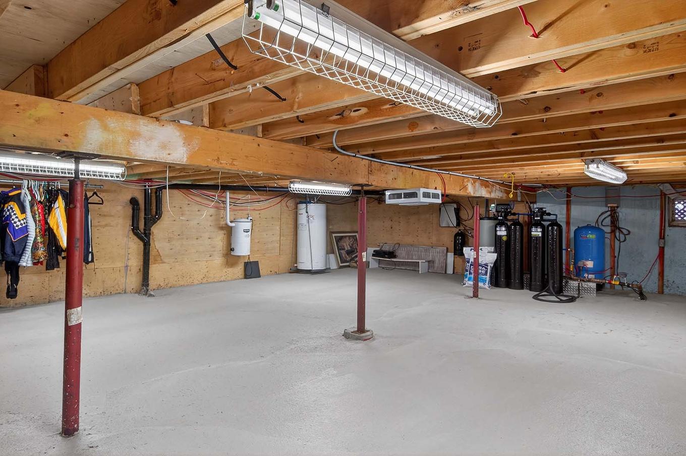 Rangement - 780 Ch. De La Presqu'Île, Rivière-Rouge, QC - Indoor Photo Showing Basement