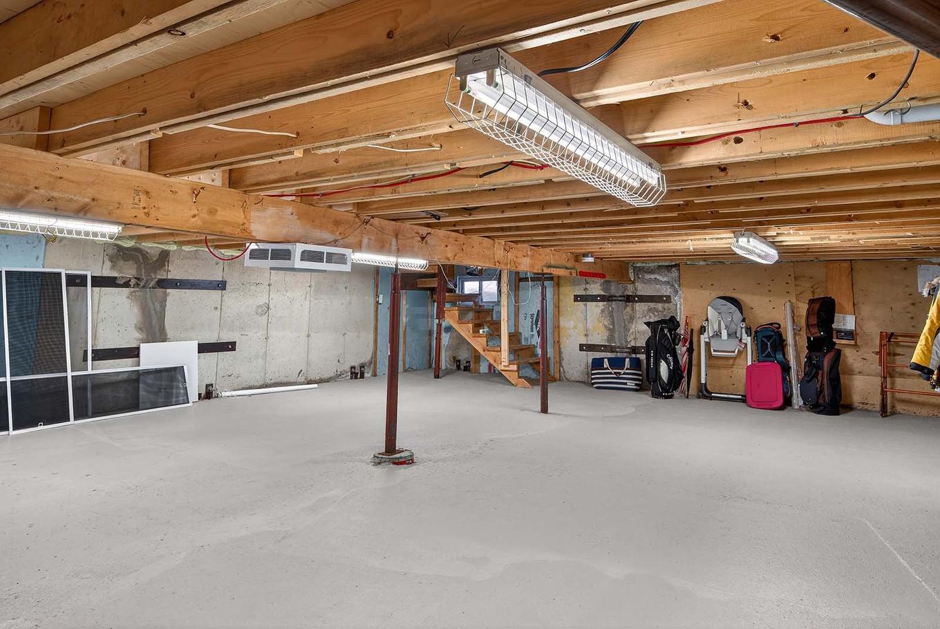 Rangement - 780 Ch. De La Presqu'Île, Rivière-Rouge, QC - Indoor Photo Showing Basement