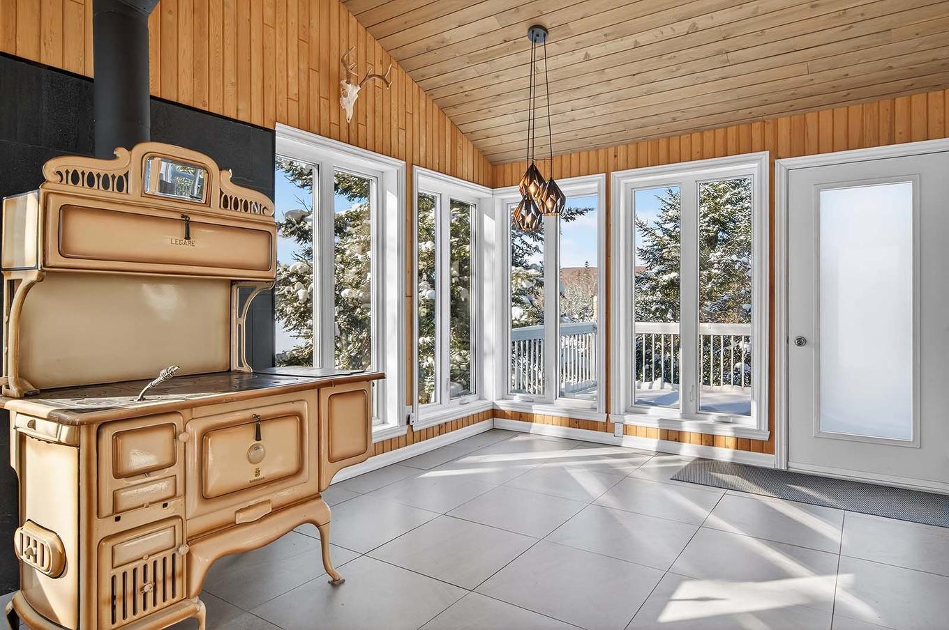 Solarium/Verrière - 780 Ch. De La Presqu'Île, Rivière-Rouge, QC - Photo Showing Other Room