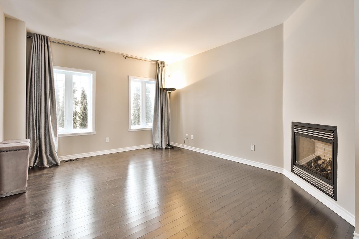 Salon - 1792 Rue Du Tonnelier, Chambly, QC - Indoor Photo Showing Other Room With Fireplace