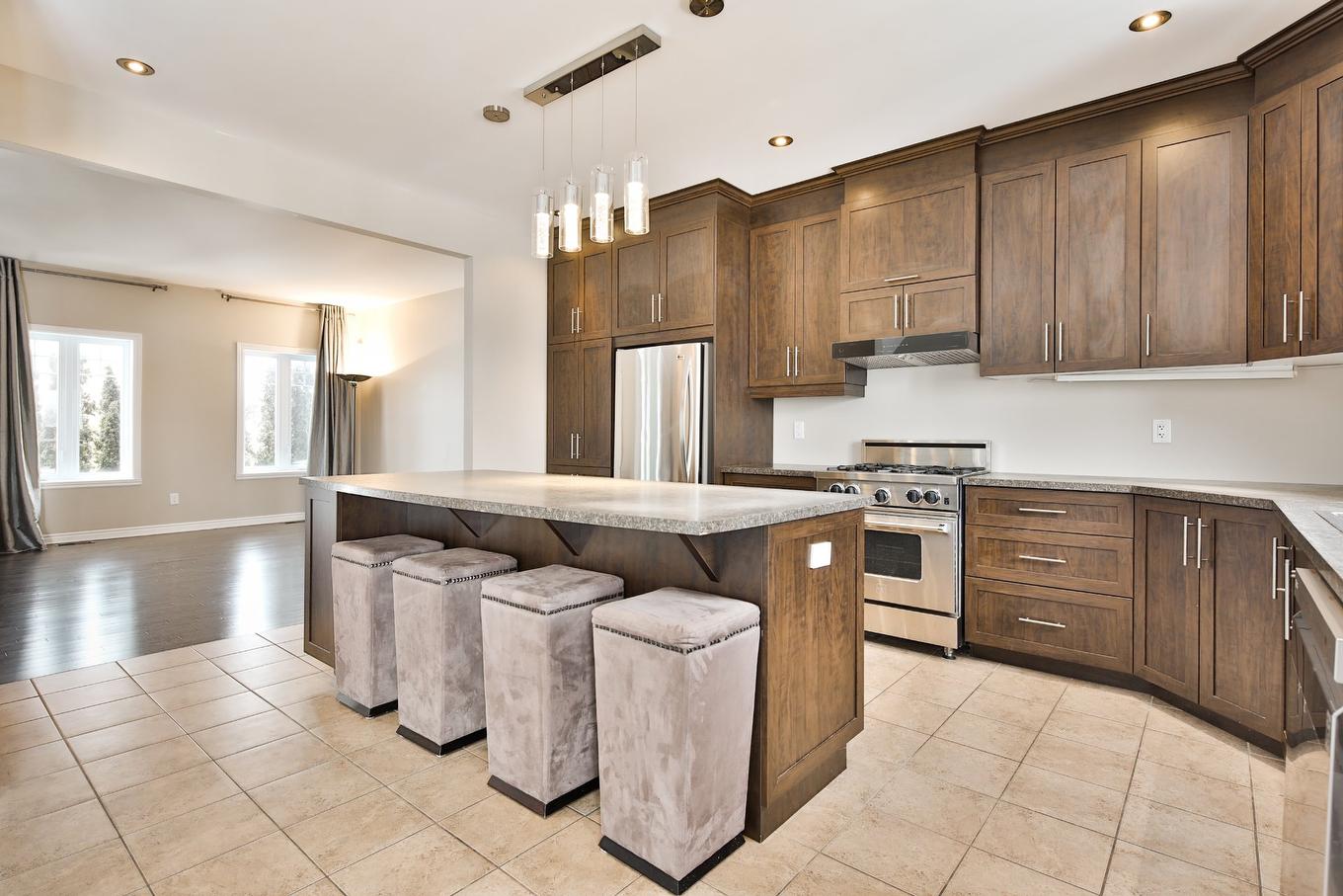Cuisine - 1792 Rue Du Tonnelier, Chambly, QC - Indoor Photo Showing Kitchen With Upgraded Kitchen