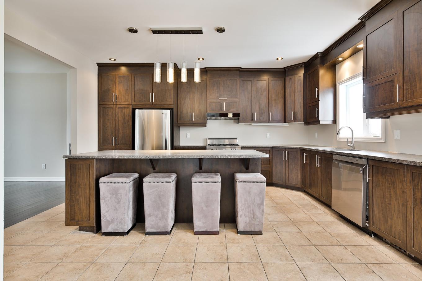 Cuisine - 1792 Rue Du Tonnelier, Chambly, QC - Indoor Photo Showing Kitchen With Upgraded Kitchen
