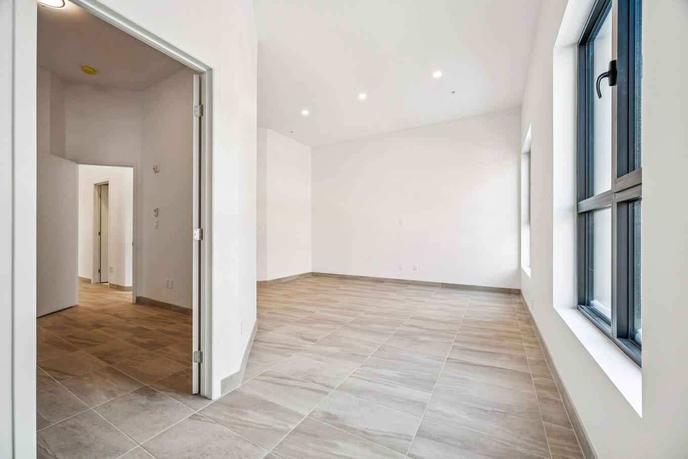 Vue d'ensemble - 2-1100 Av. Ducharme, Montréal (Outremont), QC - Indoor Photo Showing Other Room