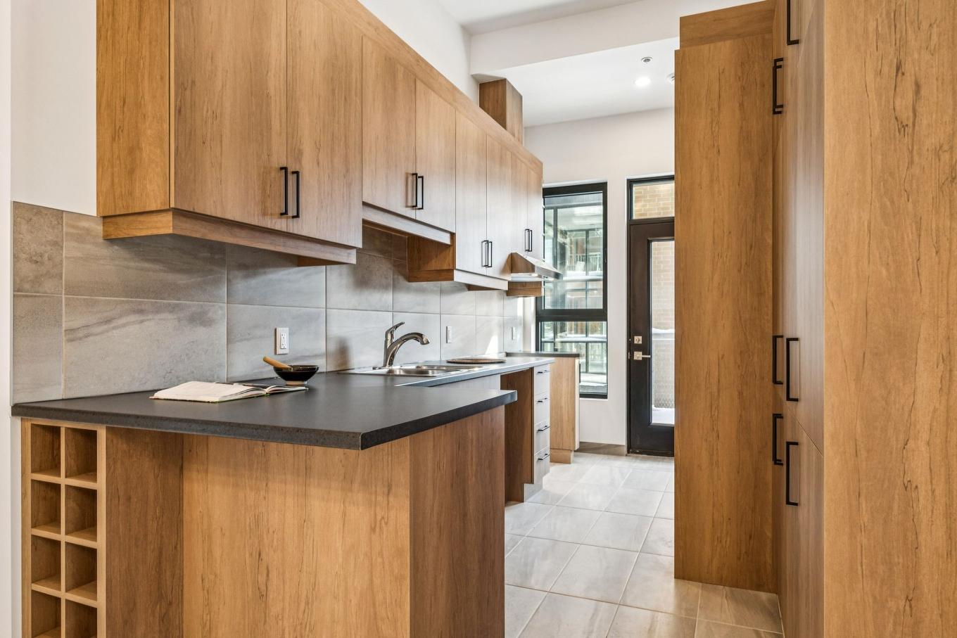 Cuisine - 2-1100 Av. Ducharme, Montréal (Outremont), QC - Indoor Photo Showing Kitchen