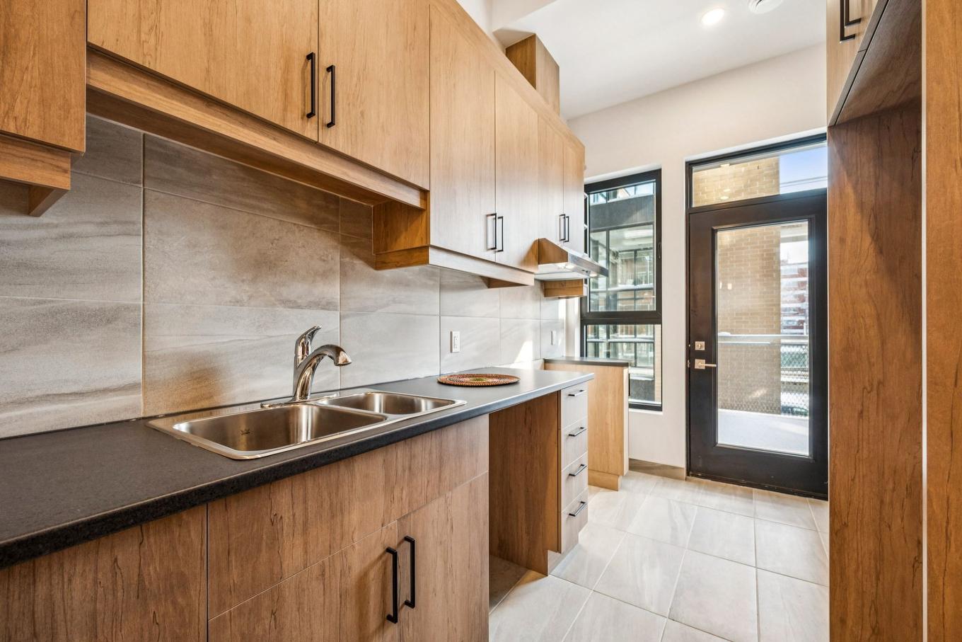 Cuisine - 2-1100 Av. Ducharme, Montréal (Outremont), QC - Indoor Photo Showing Kitchen With Double Sink