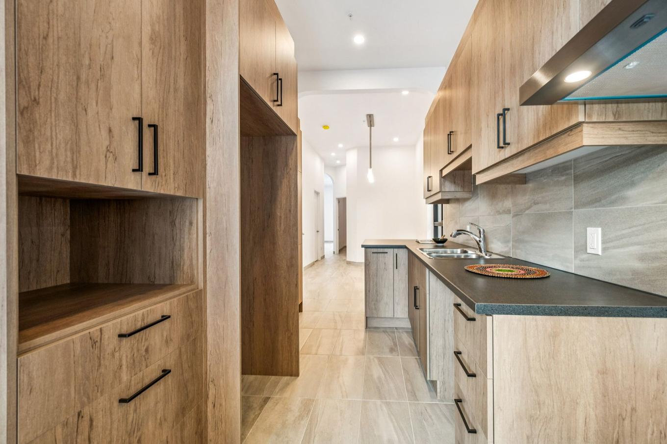 Cuisine - 2-1100 Av. Ducharme, Montréal (Outremont), QC - Indoor Photo Showing Kitchen With Double Sink