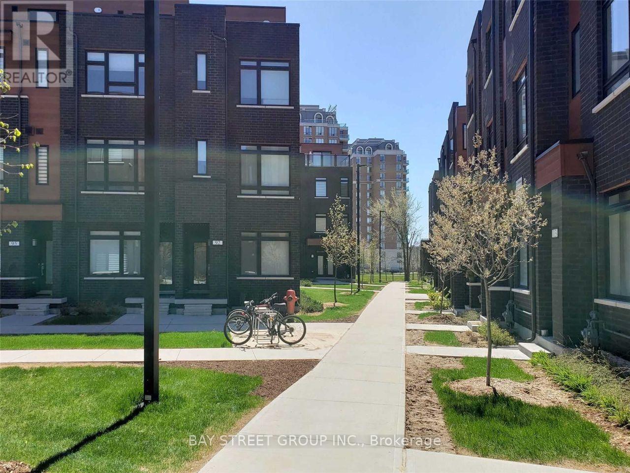 13 - 370 Red Maple Road, Richmond Hill, ON - Outdoor