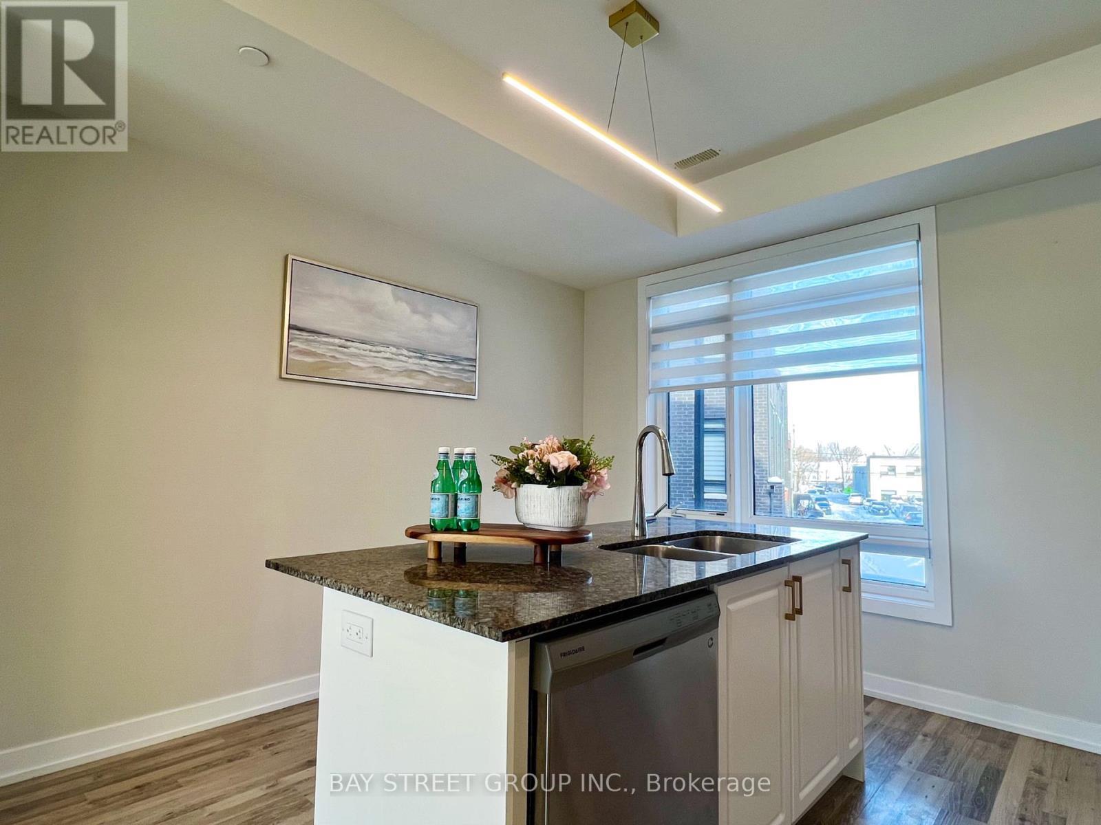 13 - 370 Red Maple Road, Richmond Hill, ON - Indoor Photo Showing Kitchen With Double Sink