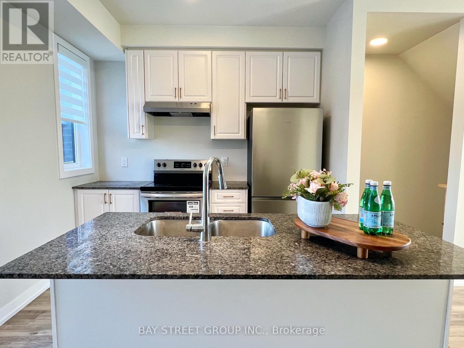 13 - 370 Red Maple Road, Richmond Hill, ON - Indoor Photo Showing Kitchen With Double Sink With Upgraded Kitchen