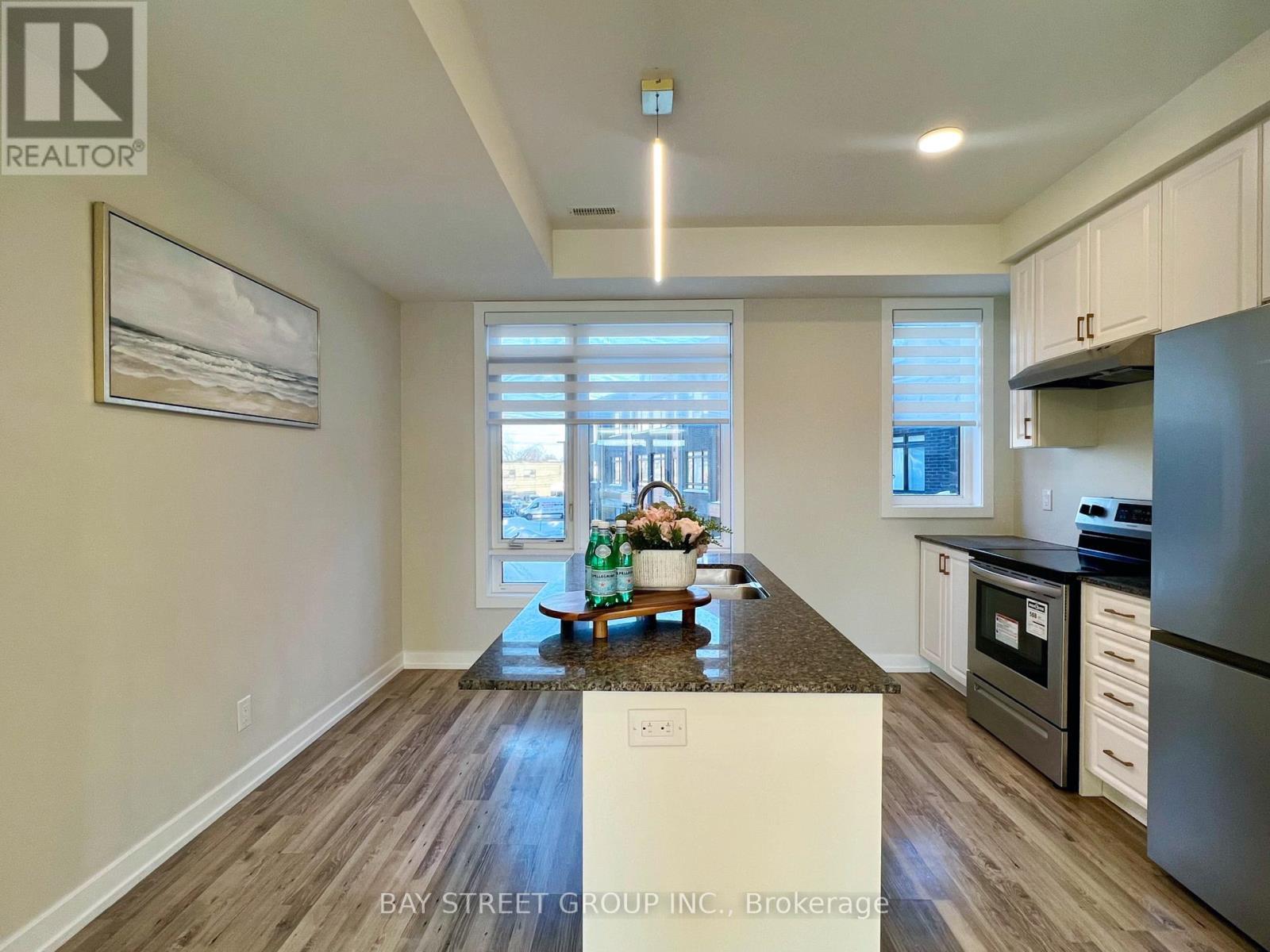 13 - 370 Red Maple Road, Richmond Hill, ON - Indoor Photo Showing Kitchen
