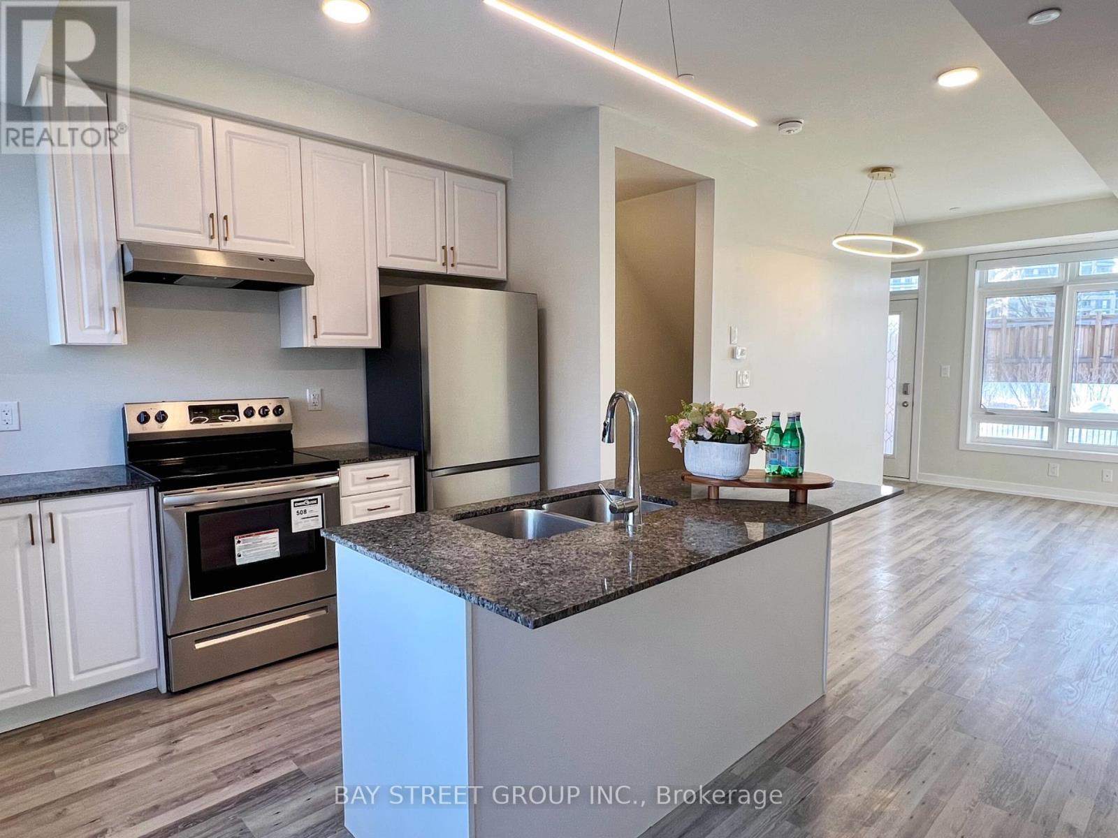 13 - 370 Red Maple Road, Richmond Hill, ON - Indoor Photo Showing Kitchen With Double Sink With Upgraded Kitchen