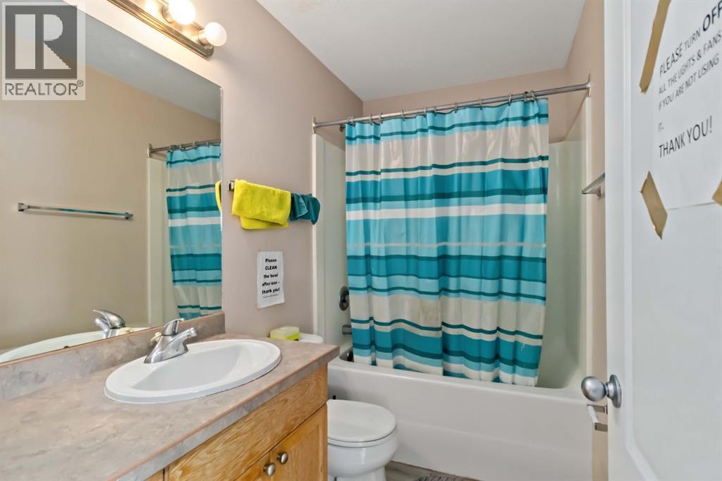 228 Paris Crescent, Fort Mcmurray, AB - Indoor Photo Showing Bathroom