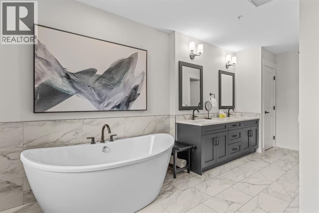 Ensuite #1 soaker tub & dual vanities - 313, 1408 Spring Creek Gate, Canmore, AB - Indoor Photo Showing Bathroom