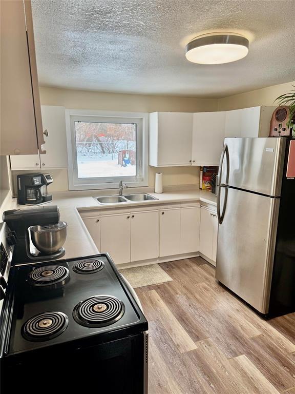 484 Thomas Drive S, Virden, MB - Indoor Photo Showing Kitchen With Double Sink