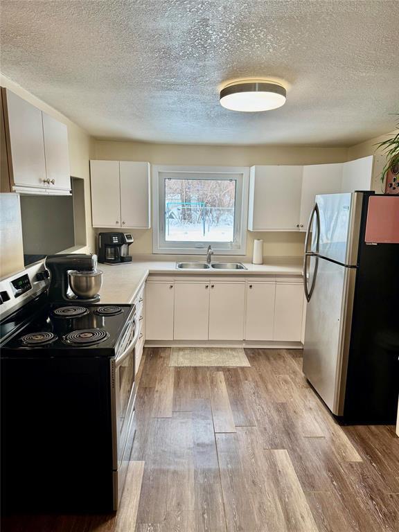 484 Thomas Drive S, Virden, MB - Indoor Photo Showing Kitchen With Double Sink