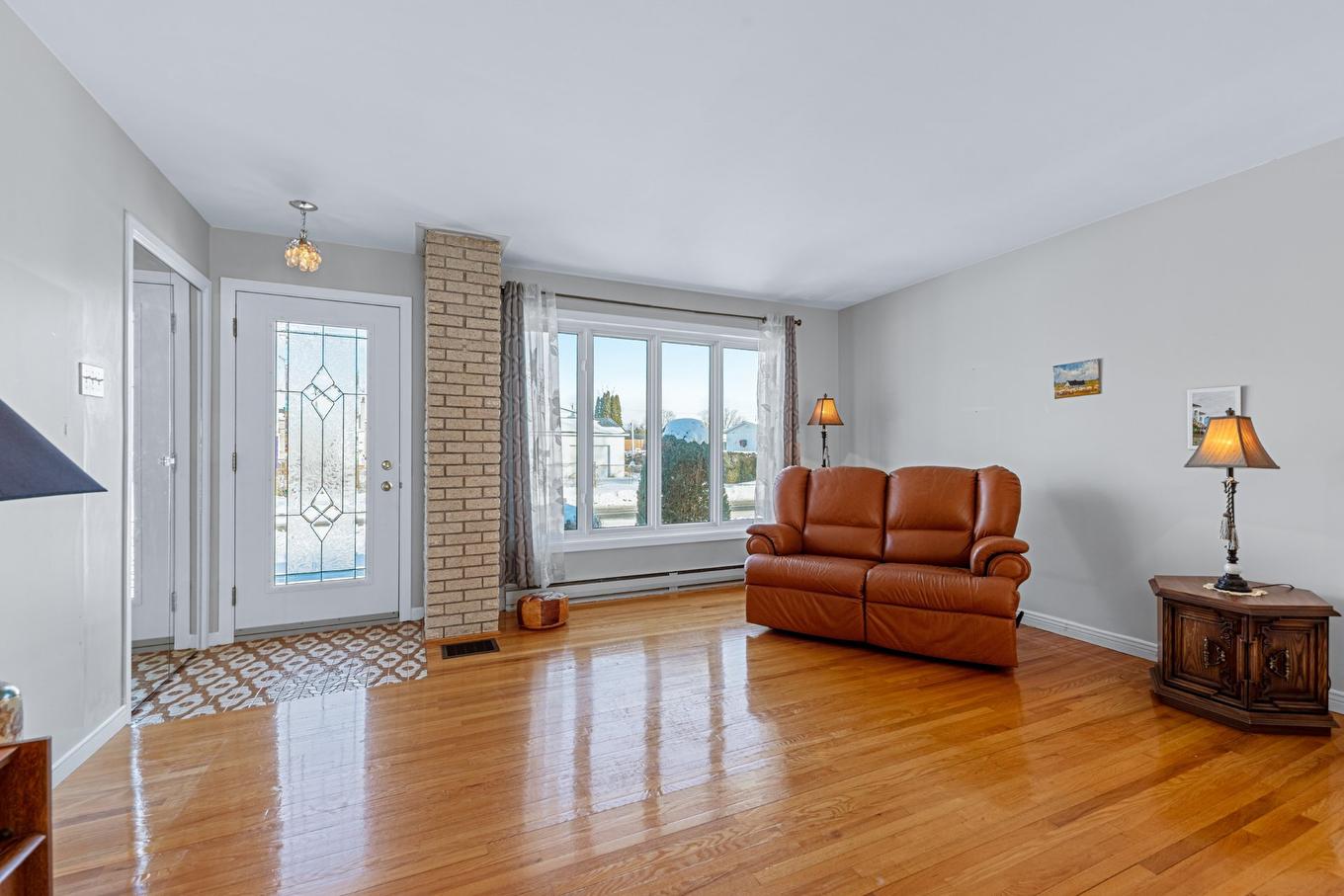 Living room - 415 7E Avenue, Saint-Jean-Sur-Richelieu, QC - Indoor Photo Showing Living Room