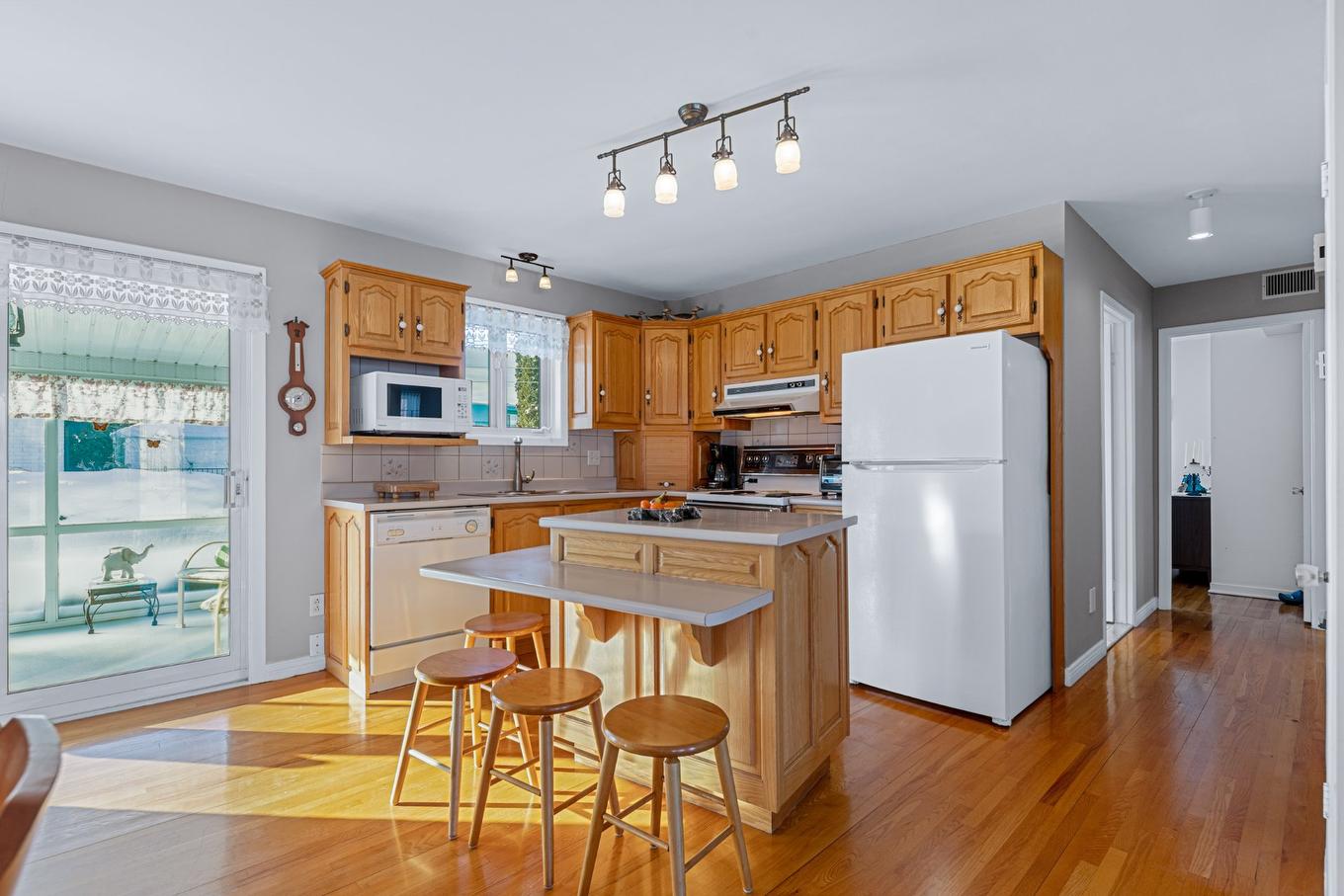 Kitchen - 415 7E Avenue, Saint-Jean-Sur-Richelieu, QC - Indoor Photo Showing Kitchen