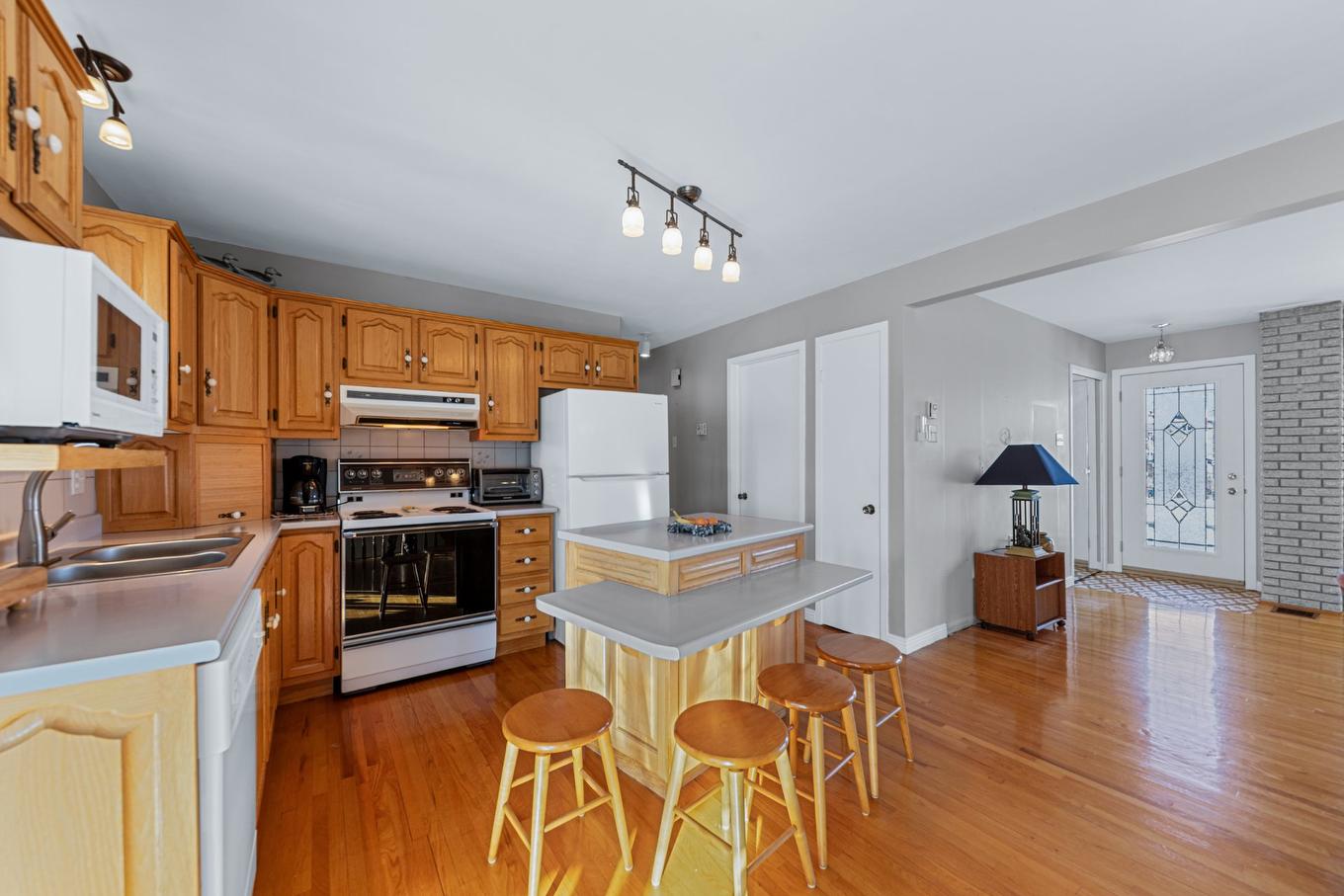 Kitchen - 415 7E Avenue, Saint-Jean-Sur-Richelieu, QC - Indoor Photo Showing Kitchen With Double Sink