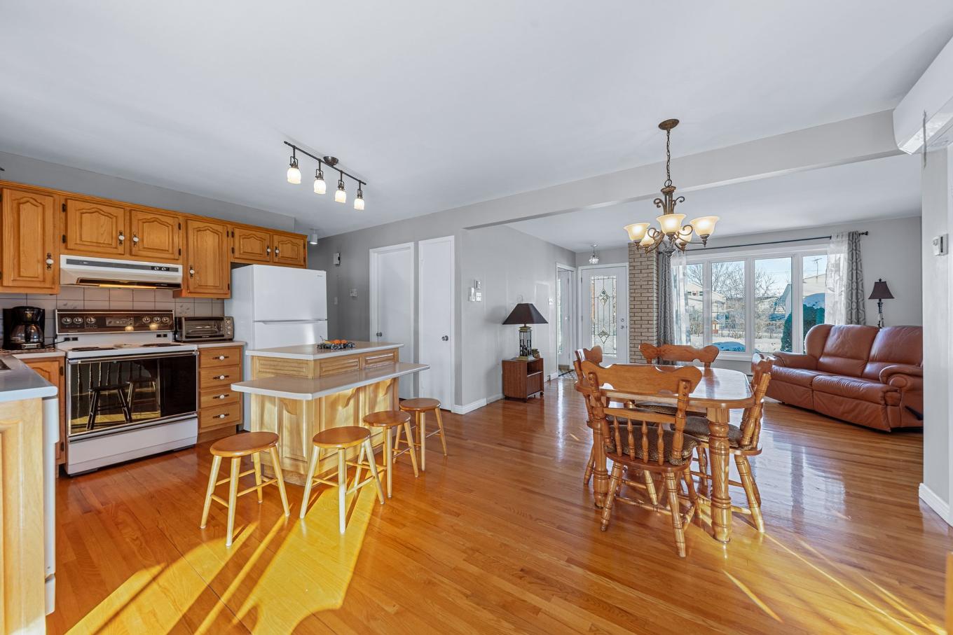 Overall view - 415 7E Avenue, Saint-Jean-Sur-Richelieu, QC - Indoor Photo Showing Kitchen
