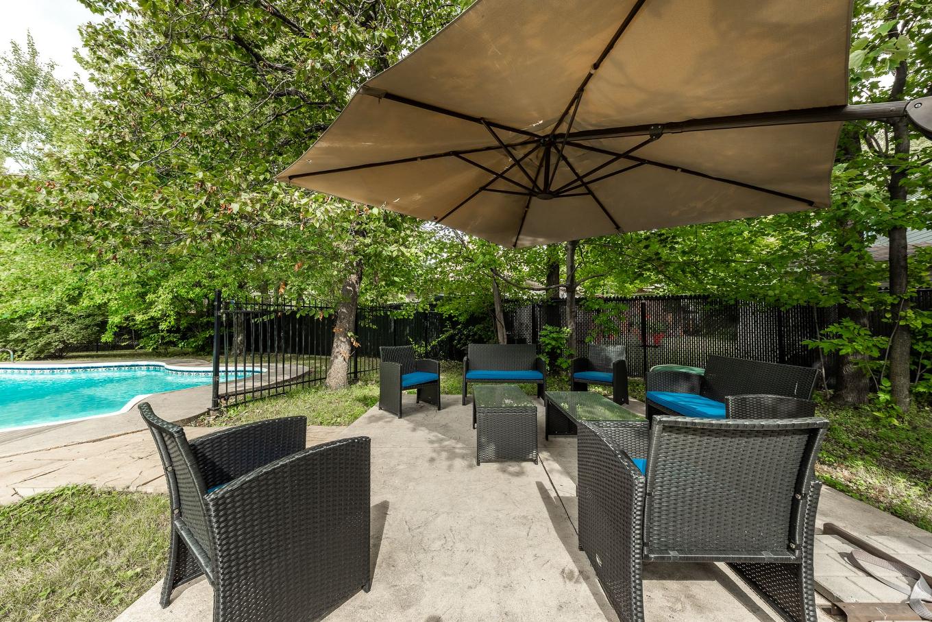 Cour - 163 Av. Du Parc, Saint-Jean-Sur-Richelieu, QC - Outdoor With In Ground Pool