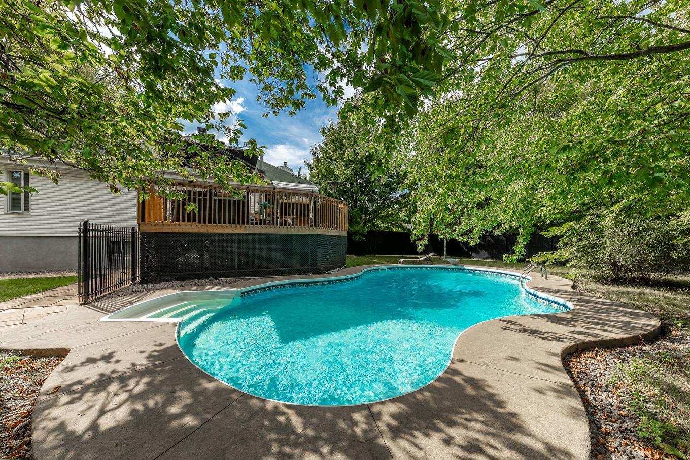 Cour - 163 Av. Du Parc, Saint-Jean-Sur-Richelieu, QC - Outdoor With In Ground Pool With Backyard