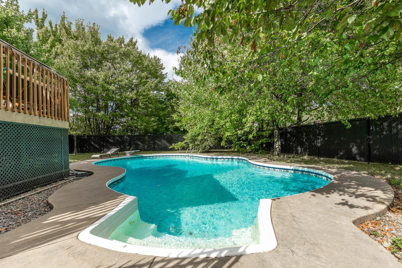 Cour - 163 Av. Du Parc, Saint-Jean-Sur-Richelieu, QC - Outdoor With In Ground Pool With Backyard