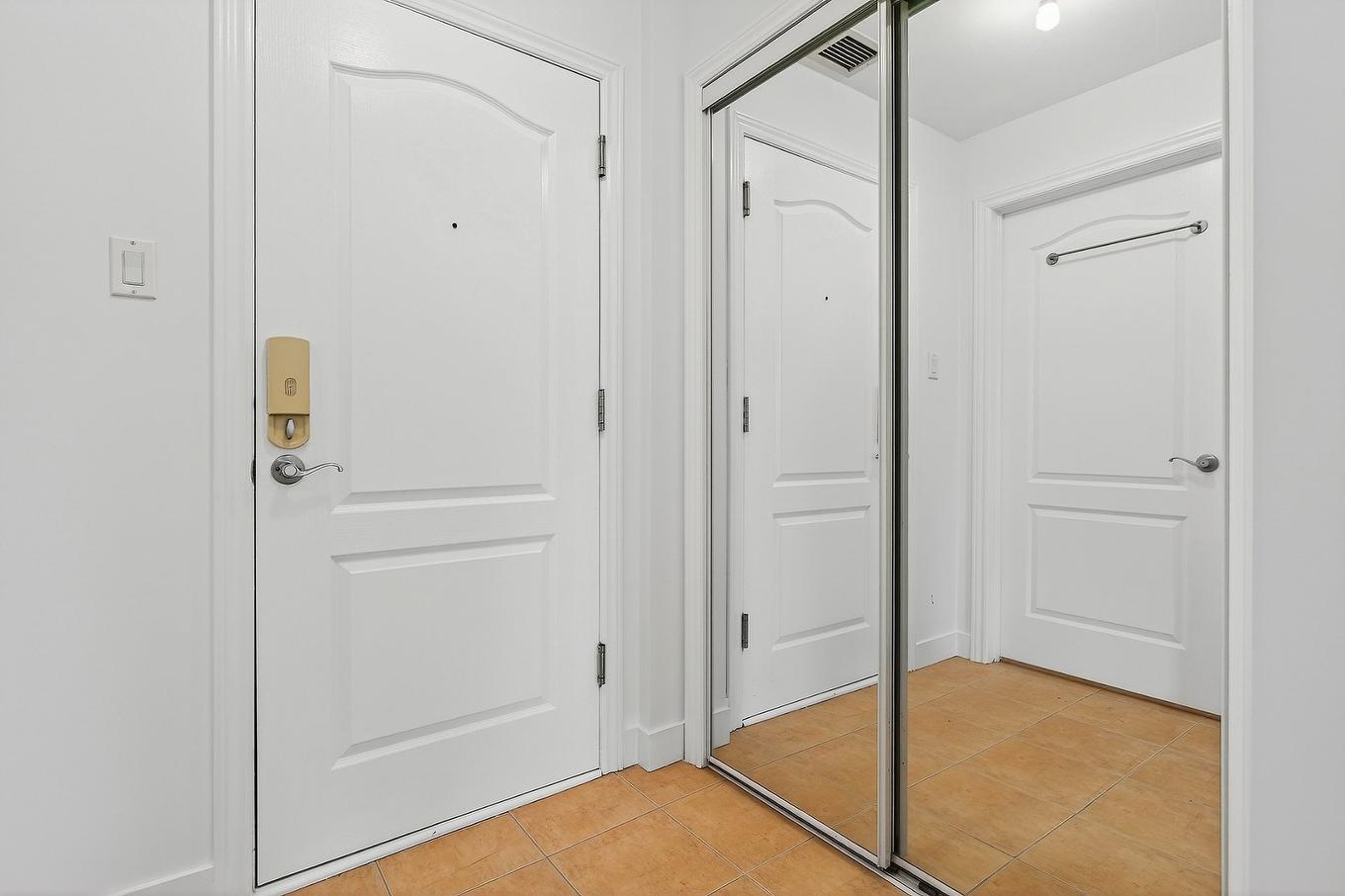 Hall d'entrée/Vestibule - 411-825 Boul. René-Lévesque E., Montréal (Ville-Marie), QC - Indoor Photo Showing Other Room