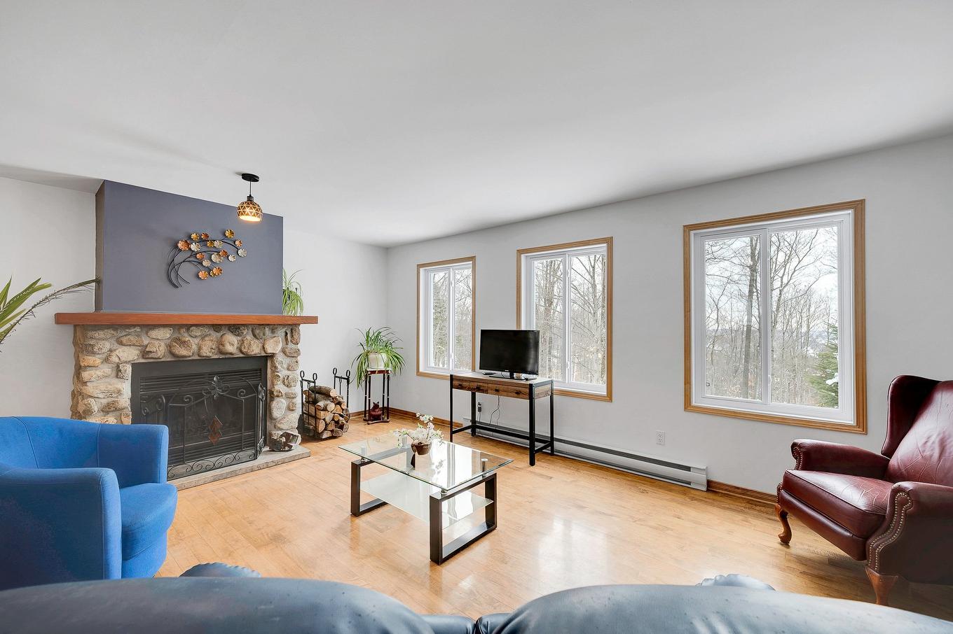 Living room - 1515 Rue Ferland, Prévost, QC - Indoor Photo Showing Living Room With Fireplace