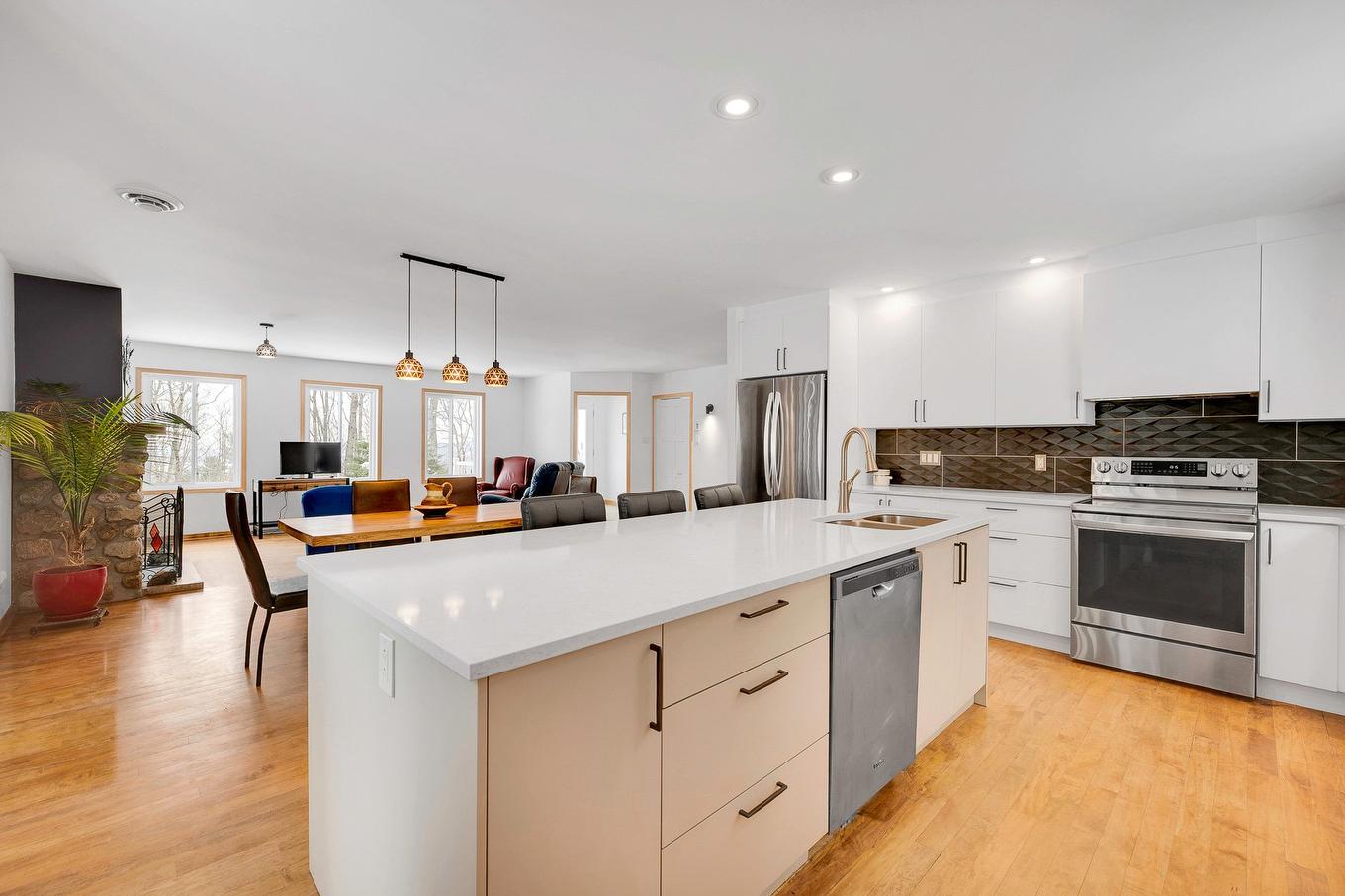 Kitchen - 1515 Rue Ferland, Prévost, QC - Indoor Photo Showing Kitchen With Upgraded Kitchen