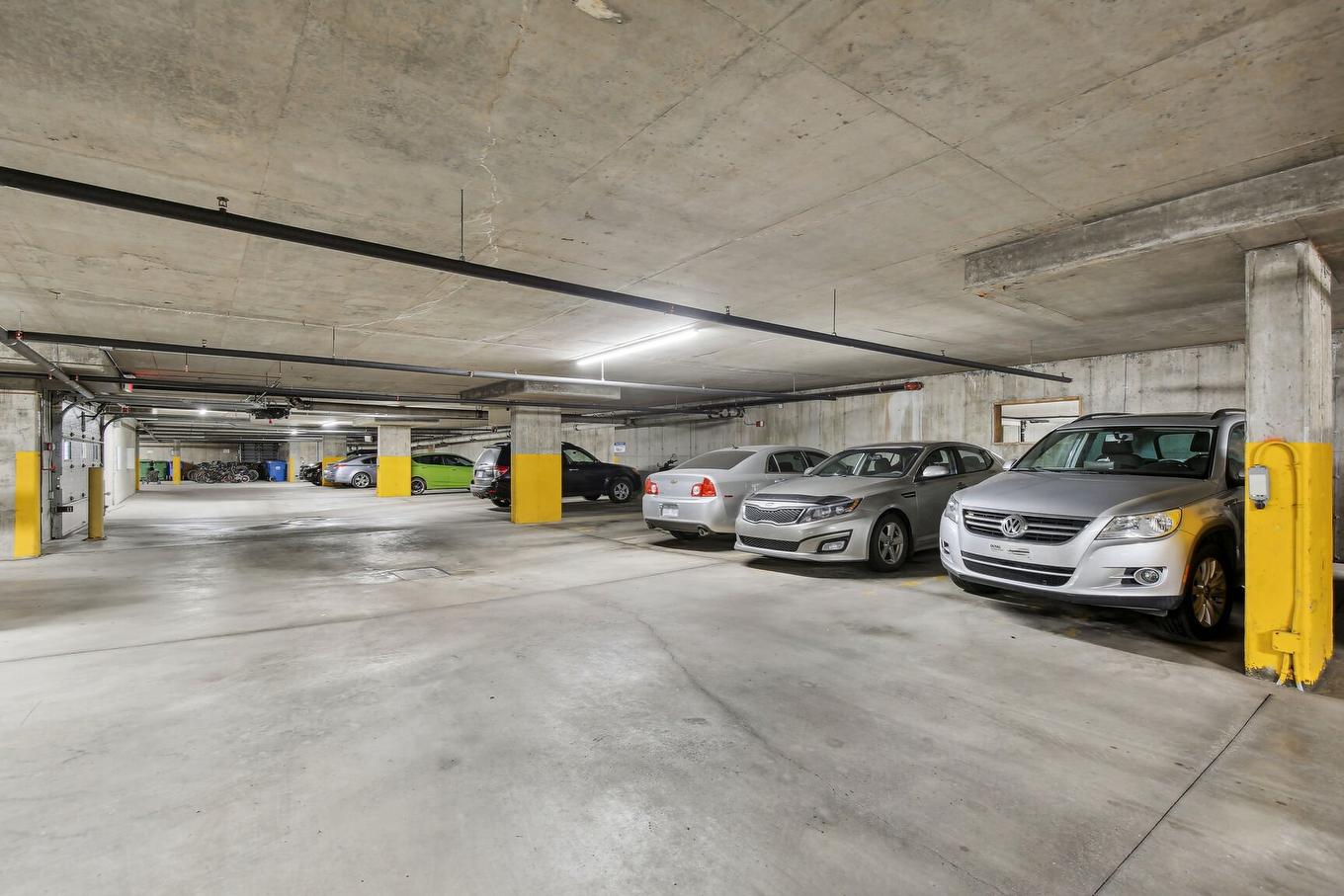 Garage - 207-1470 Rue Palerme, Brossard, QC - Indoor Photo Showing Garage