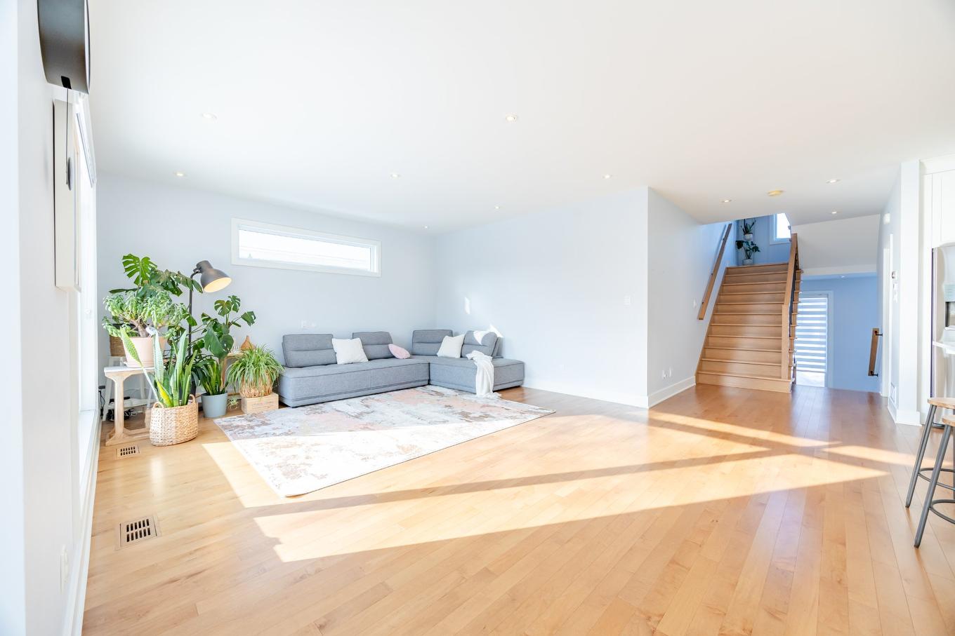 Salon - 895 Rue Richelieu, Brossard, QC - Indoor