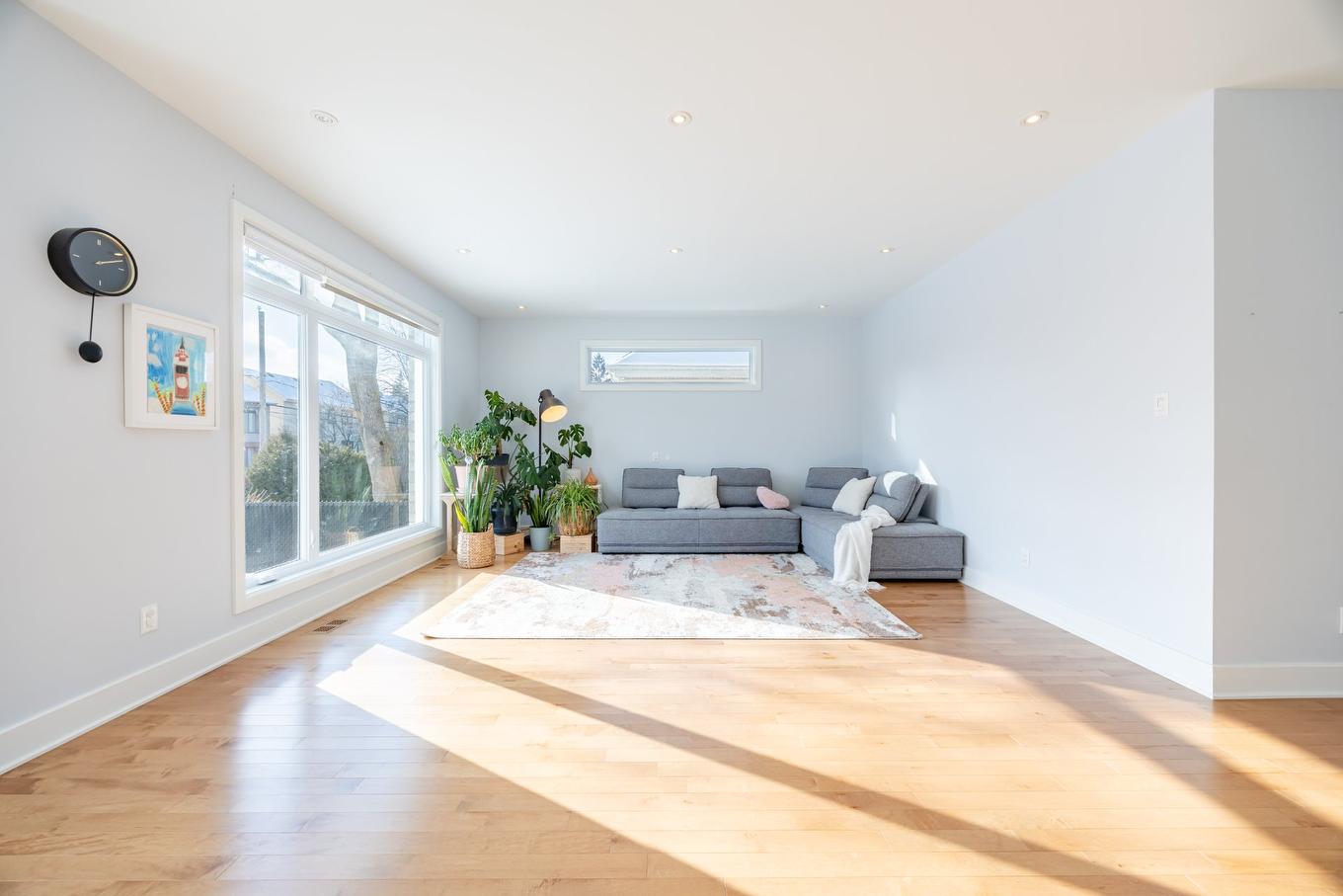 Salon - 895 Rue Richelieu, Brossard, QC - Indoor