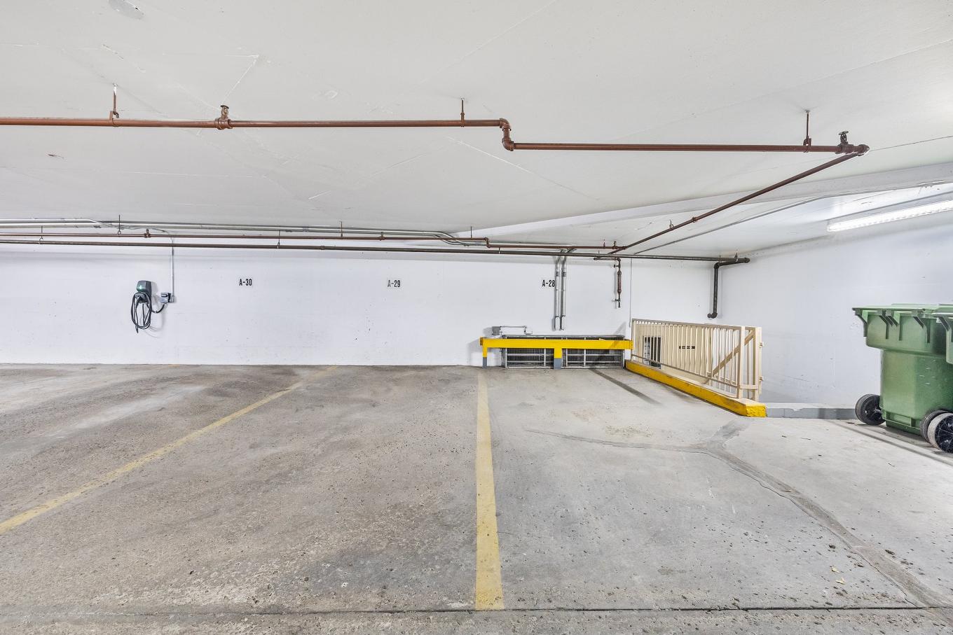 Garage - 2B-6150 Av. Du Boisé, Montréal (Côte-Des-Neiges/Notre-Dame-De-Grâce), QC - Indoor Photo Showing Garage