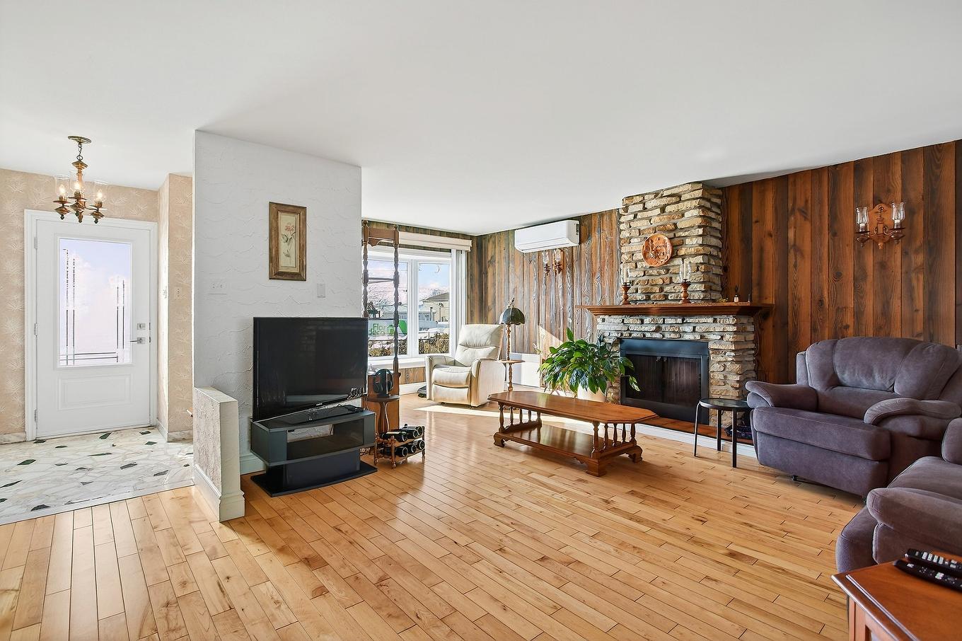 Vue d'ensemble - 12585 42E Avenue (R.-D.-P.), Montréal (Rivière-Des-Prairies/Pointe-Aux-Trembles), QC - Indoor Photo Showing Living Room With Fireplace