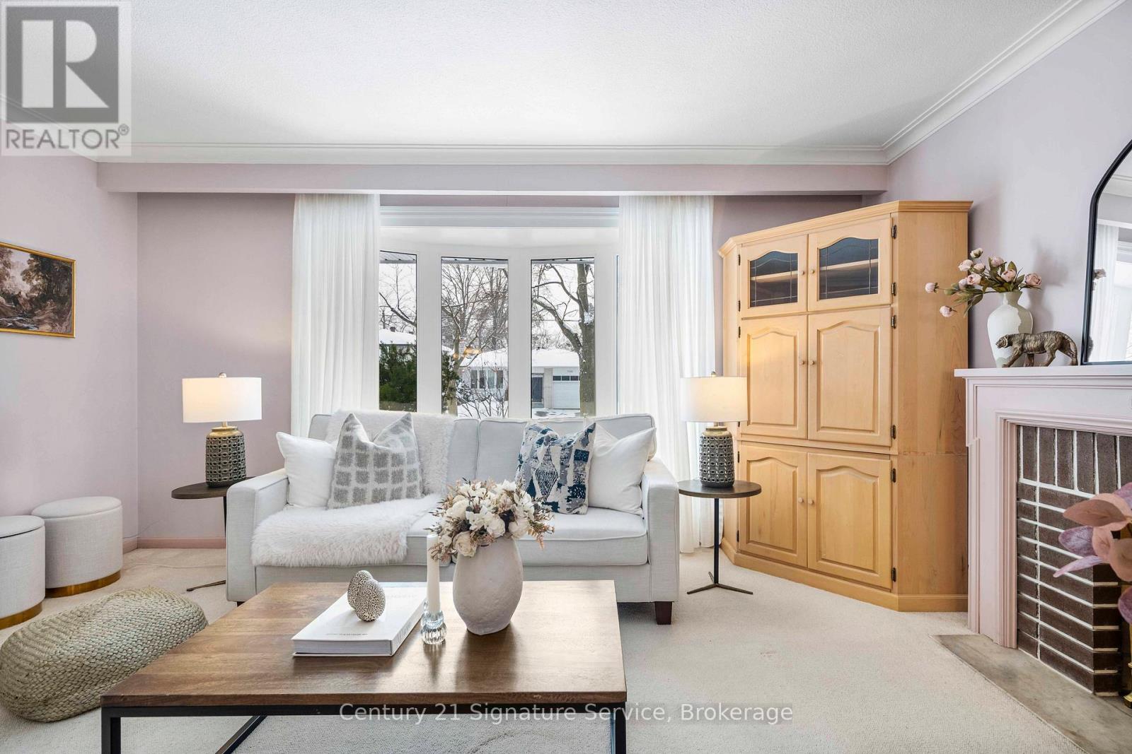 1549 Sherway Drive, Mississauga, ON - Indoor Photo Showing Living Room