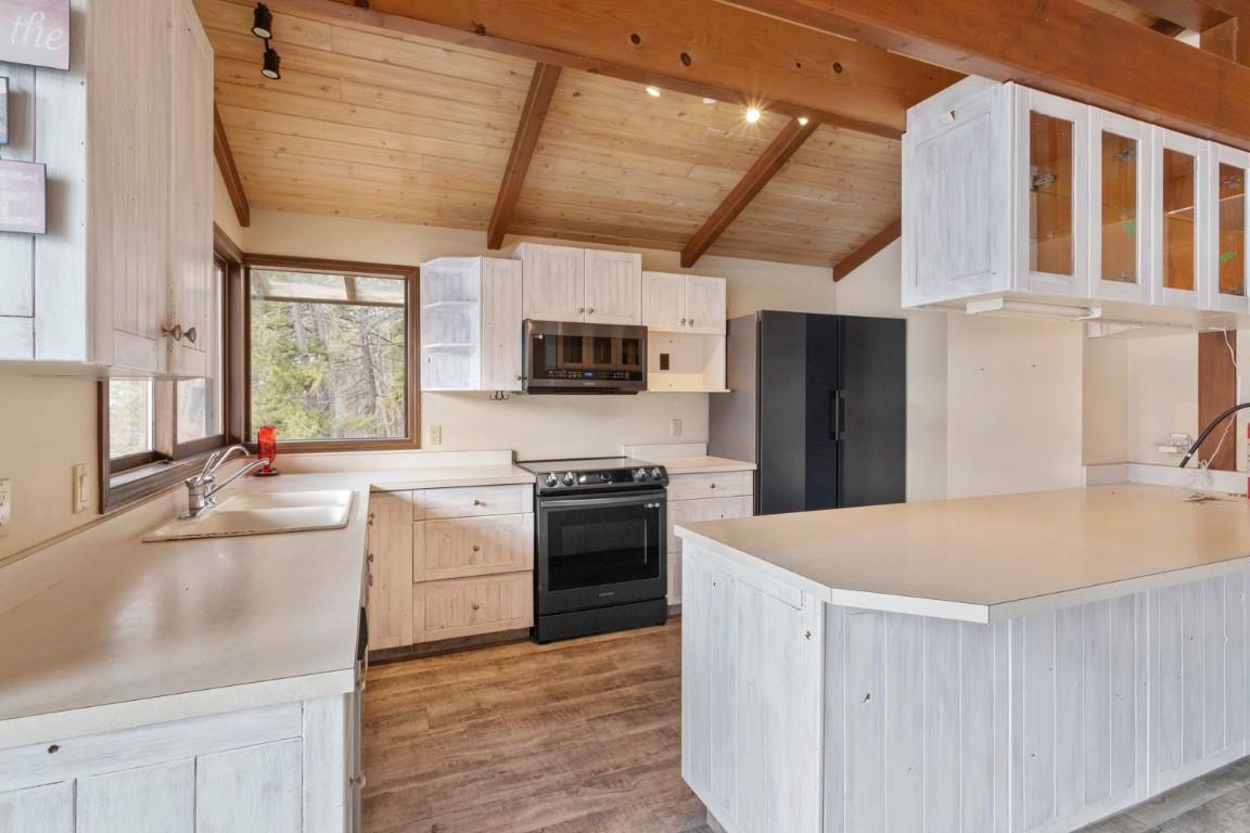9873 3A Highway, Kuskanook, BC - Indoor Photo Showing Kitchen