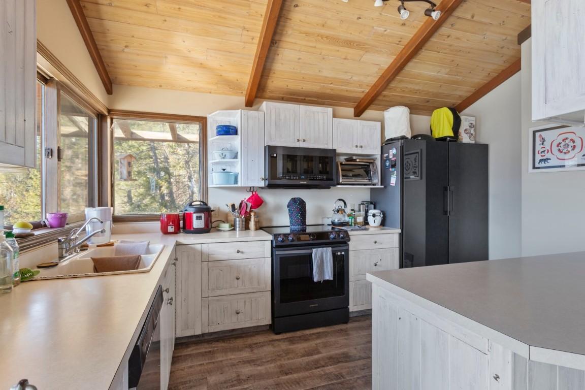 9873 3A Highway, Kuskanook, BC - Indoor Photo Showing Kitchen